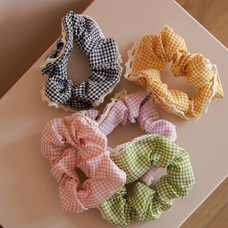 Gingham Macramé Scrunchie – Lavender