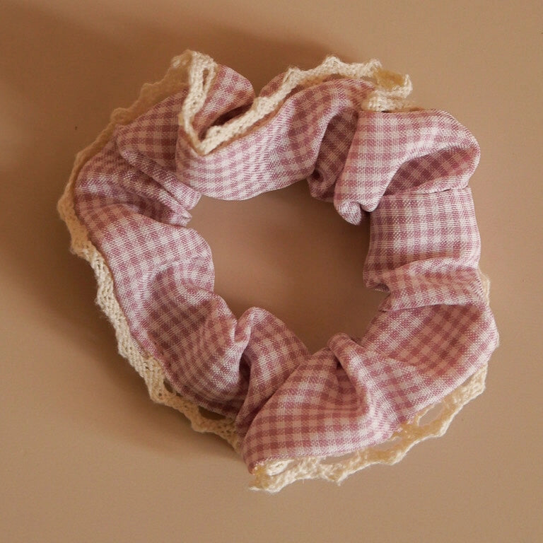 Gingham Macramé Scrunchie – Lavender